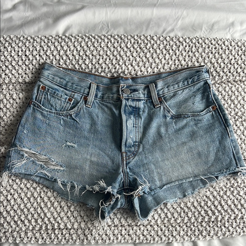 Levi’s Denim Shorts in Medium Wash!